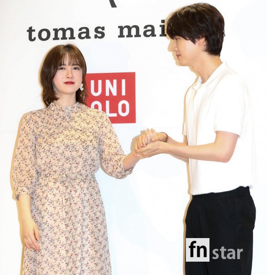 Actors Ku Hye-sun and Ahn Jae-hyeun attended the UNIQLO Resort wear collection event held at Myeongdong Central Store in UNIQLO, Seoul on the afternoon of the 31st and have photo time.