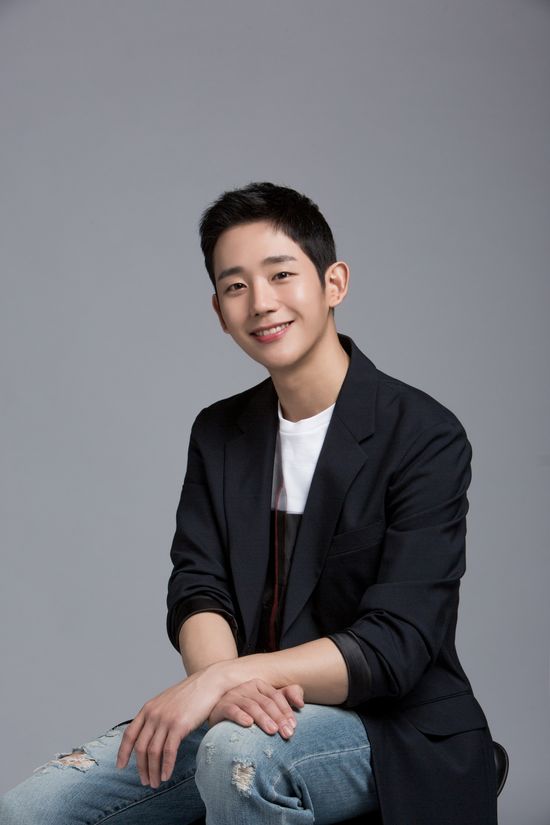 Actor Jung Hae In, 30, stood tall as Top-trend younger and younger through the JTBC gilt play Bob-savvy Sister (hereinafter referred to as Pretty Sister).I divided myself into Seo Jun-hee who falls in love with my sister Son Ye-jin (Yoon Jin-ah), who I know, and expressed realistically the situation and feelings of the loved one and the changing man.Although this film has become a top-trend, Jung Hae In is not a star who appeared suddenly. He has grown up a little since his small role.I had a good breath with Son Ye-jin, and it was said that it was not a real couple. I think I really should have a high five with Yejin.(Laughing) I think thats because I was immersed and showed a good performance. If human respect is ahead, smoke breathing will come out well.Rather than expressing I fell in love with Jina, I respected Yejins sister humanly and I was also respected. It felt like skin. It seems to come out naturally.- I have ever had this love. I dont think so yet. I learned to love like this. I respected the other person and thought men and women should have a lot of conversation.You have to know the other persons mind to reduce the deviation of misunderstandings because you think differently. You can not know it by looking at your eyes. - What kind of work will Pretty Sister be Memory? Its my first really grateful lead. I heard that the first drama is a lifetime memory.I prefer to play. I wonder. If love is based, it doesnt seem important whether its older or younger.I like a broken and true person who says everything to be quiet and quiet. I like a person who is more unadorned and dirty than a brilliant person.(Laughing) I like people who are honest with their self-feeling expressions; I hate them if they dont like it rather than say its okay while hiding it, and I have the courage to express it as good if its good.I wanted to be a real actor rather than a star. Did that change my mind? There is no change in the past and now.Some people think that it came out suddenly because it became a memory only with a good work, and I want to be an actor who has constant affection for acting in the past and now and is recognized as acting. - To some extent I reached my first thought. It was my goal to spend Haru Haru happily.When I work or when I do not, when I play with my friends while having a drink, I use my precious Haru happily to close my eyes comfortably when I sleep. What is the standard of happiness? You can lower yourself. If you lower your perspective and vision a little, you will be very happy.When you appreciate the trivial happiness that everyday life gives you, you feel comfortable, and you feel less stressed and good for your health.- I was not happy. I enlisted at the age of twenty-one. I went to the army with joy.I was really tired of trying to be happy, and I felt a lot weaker myself, but over time, my class was getting higher and I could enjoy more.Then I felt like, Youre passing by in the end!- Dasan Jeong Yak-yong is a direct 6th generation son. I honestly did not know when I was a child, but I think I should work with responsibility and burden as I get older.Whenever you talk about your teacher, he is so great that I feel burdened. I try to think of it as a good burden.Jeong Yak-yong thinks of someone as: I know someone who sings well, tries and has an artistic temperament, who is a great scholar of the Joseon Dynasty.So is science, and there is a lot to be done, but the act I do can not even get to his accomplishments, so it is more burdensome.