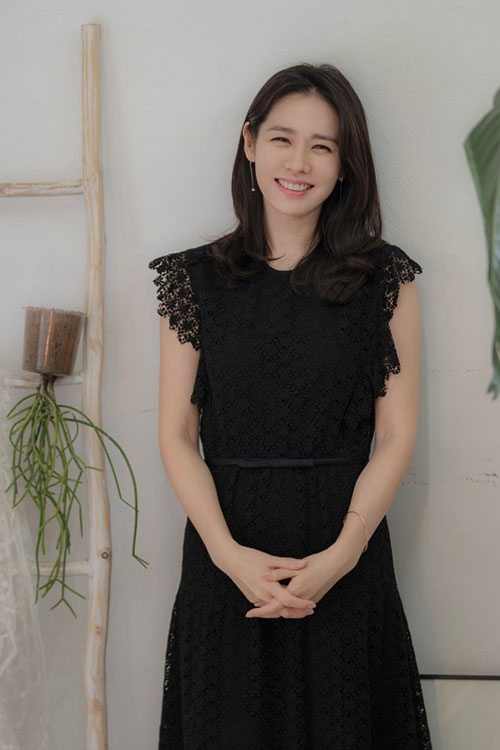 Son Ye-jin said that the actual amount of alcohol increased as he filmed Pretty Sister.In the recent episode of Beautiful Sister Who Buys Good Bob (hereinafter referred to as Beautiful Sister), the main characters were drinking. Son Ye-jin confessed that he took the film with the power of alcohol during filming.Son Ye-jin, who said that the amount of alcohol has increased a lot, said, I can drink about three cans pleasantly.I am proud that I can drink it because I can not drink alcohol, so I have a headache. The actual amount of alcohol has increased, he said, and the realism is sober, so its so different, so I cant drink, so Ill take the scene back and drink.I didnt have to drink (but I drank it because of my feelings, and I was sober, I wondered how painful it would be if Jina had not been drinking, staying alone at the company and dancing.(Laughing) The power of alcohol was great, he said.In addition, Son Ye-jin was drawn a lot of scenes of dancing alone or with Seocheon (So-yeon Jang) after drinking.