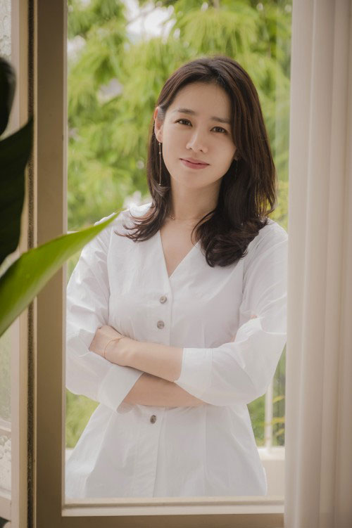 Actor Son Ye-jin called Jung Hae In, a melodramatic partner in Pretty Sister, the best partner.Son Ye-jin showed a sweet real-life love by breathing with Jung Hae In as an older couple in the recently concluded Pretty Sister who buys rice well (hereinafter referred to as Pretty Sister).He admired Jung Hae Ins first melodrama; especially the appearance of the Seo Jun-hee and the Jung Hae In, which had a high synchro rate.Mr. Jung Hae In was the best partner, and he said he and I (to Mr. Jung Hae In) didnt know how to do this well. (Looking at Mr. Haein) I remembered my past.I said it was the fourth year of acting, but I thought I could not do this when I was in the fourth year.In many ways, the synchro rate of the characters called Seo Jun-hee and the images that Jung Hae In had was high.The image of Seo Jun-hee I had drawn in my head was similar to that of Jung Hae In. It looked more like it when I took it.Son Ye-jin praised Jung Hae Ins human side as well as acting; he also expressed his expectations for Jung Hae Ins future moves as a senior.