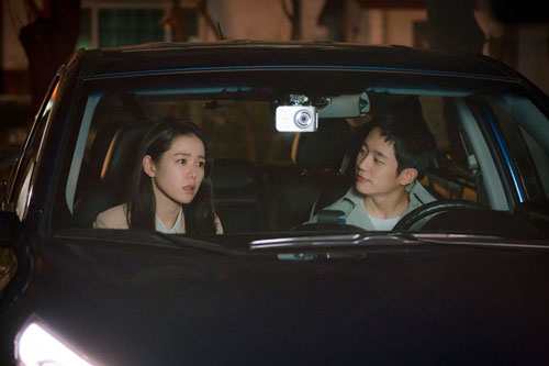 Actor Son Ye-jin called Jung Hae In, a melodramatic partner in Pretty Sister, the best partner.Son Ye-jin showed a sweet real-life love by breathing with Jung Hae In as an older couple in the recently concluded Pretty Sister who buys rice well (hereinafter referred to as Pretty Sister).He admired Jung Hae Ins first melodrama; especially the appearance of the Seo Jun-hee and the Jung Hae In, which had a high synchro rate.Mr. Jung Hae In was the best partner, and he said he and I (to Mr. Jung Hae In) didnt know how to do this well. (Looking at Mr. Haein) I remembered my past.I said it was the fourth year of acting, but I thought I could not do this when I was in the fourth year.In many ways, the synchro rate of the characters called Seo Jun-hee and the images that Jung Hae In had was high.The image of Seo Jun-hee I had drawn in my head was similar to that of Jung Hae In. It looked more like it when I took it.Son Ye-jin praised Jung Hae Ins human side as well as acting; he also expressed his expectations for Jung Hae Ins future moves as a senior.