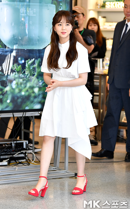 Actor Kim So-hyun Fan signing event was held at Aritaum Flagship Store in Gangnam District, Seoul on the 31st.Actor Kim So-hyun is entering the stage ahead of the Fan signing event.