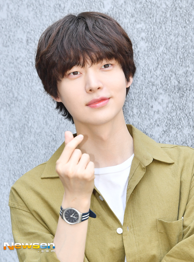 Actor Ahn Jae-hyun Swatch Skin Irony Launching Event Photo Wall was held at the Art Space in Cheongdam-dong Cheongdam Song, Gangnam-gu, Seoul on May 31st.On the day, Ahn Jae-hyeun attended the photo wall event.Jang Gyeong-ho