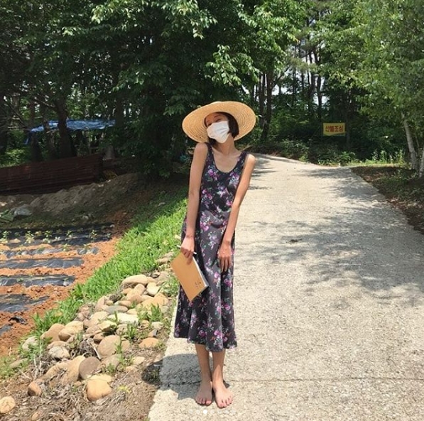 Actor Hwang Jung-eum collected Eye-catching with the SBS drama Hunnam Chung script not released from his hand.Hwang Jung-eum posted several photos on May 31 on Instagram with an article entitled Barefoot Village Walk. Good.In the photo, there was a picture of Hwang Jung-eum, who wandered around the filming site of Hunnam Chung Gangwon Province barefoot.Hwang Jung-eum is a comfortable outfit in a sleeveless floral dress; Hwang Jung-eum is not letting go of the script even during a walk.The fans who encountered the photos said, My sister is so beautiful, You can see the script when you walk! It is so beautiful to always work hard, I am hot, but you have to shoot! Fighting!He responded.delay stock