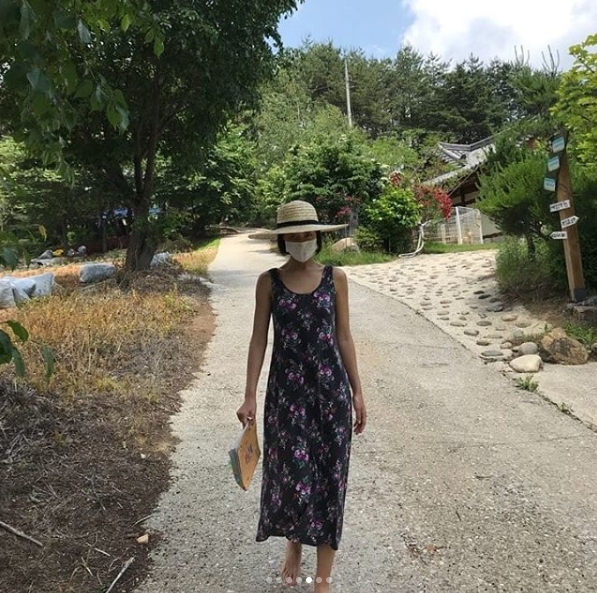 Actor Hwang Jung-eum collected Eye-catching with the SBS drama Hunnam Chung script not released from his hand.Hwang Jung-eum posted several photos on May 31 on Instagram with an article entitled Barefoot Village Walk. Good.In the photo, there was a picture of Hwang Jung-eum, who wandered around the filming site of Hunnam Chung Gangwon Province barefoot.Hwang Jung-eum is a comfortable outfit in a sleeveless floral dress; Hwang Jung-eum is not letting go of the script even during a walk.The fans who encountered the photos said, My sister is so beautiful, You can see the script when you walk! It is so beautiful to always work hard, I am hot, but you have to shoot! Fighting!He responded.delay stock