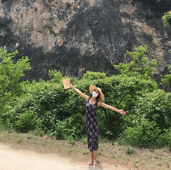 Actor Hwang Jung-eum collected Eye-catching with the SBS drama Hunnam Chung script not released from his hand.Hwang Jung-eum posted several photos on May 31 on Instagram with an article entitled Barefoot Village Walk. Good.In the photo, there was a picture of Hwang Jung-eum, who wandered around the filming site of Hunnam Chung Gangwon Province barefoot.Hwang Jung-eum is a comfortable outfit in a sleeveless floral dress; Hwang Jung-eum is not letting go of the script even during a walk.The fans who encountered the photos said, My sister is so beautiful, You can see the script when you walk! It is so beautiful to always work hard, I am hot, but you have to shoot! Fighting!He responded.delay stock