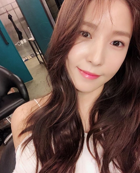 The BOA has revealed a pure-minded routine.Singer BOA posted a picture on his instagram on May 31.The photo shows the BOA looking at the camera in a white top, and the beauty that stands out in light makeup catches the eye.kim myeong-mi