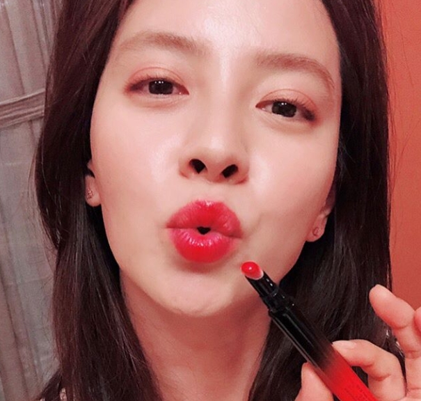 Actor Song Ji-hyo has released Popo Selfie.Song Ji-hyo posted several photos on his Instagram account on May 31.In the photo, Song Ji-hyo, who is wearing a red Lipstick and making a kissing expression, is shown.Song Ji-hyos white-green skin and red lip blended harmoniously to complete the unique beautiful look.The beautiful look of Song Ji-hyo, who is not humiliated by close-ups, is impressive.The fans who responded to the photos responded to Wow also Song Ji-hyo class, It is so beautiful and I want to be Lipstick.delay stock