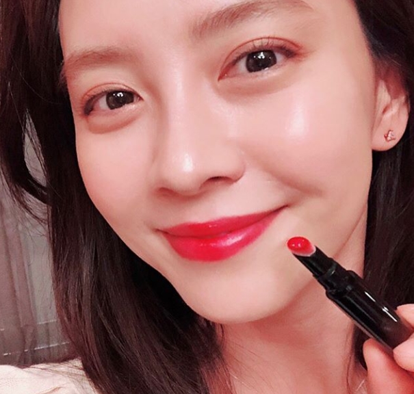 Actor Song Ji-hyo has released Popo Selfie.Song Ji-hyo posted several photos on his Instagram account on May 31.In the photo, Song Ji-hyo, who is wearing a red Lipstick and making a kissing expression, is shown.Song Ji-hyos white-green skin and red lip blended harmoniously to complete the unique beautiful look.The beautiful look of Song Ji-hyo, who is not humiliated by close-ups, is impressive.The fans who responded to the photos responded to Wow also Song Ji-hyo class, It is so beautiful and I want to be Lipstick.delay stock