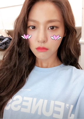 Group AOA member Seolhyun boasted a watery beautiful look.Seolhyun posted a picture on his Instagram story on May 31.The photo shows Seolhyun, who made a cute make-up with a mobile phone application. Seolhyuns sullen expression raises the viewers curiosity.Despite the pointed look, the lovely Sealhyuns beautiful look still catches the eye.delay stock