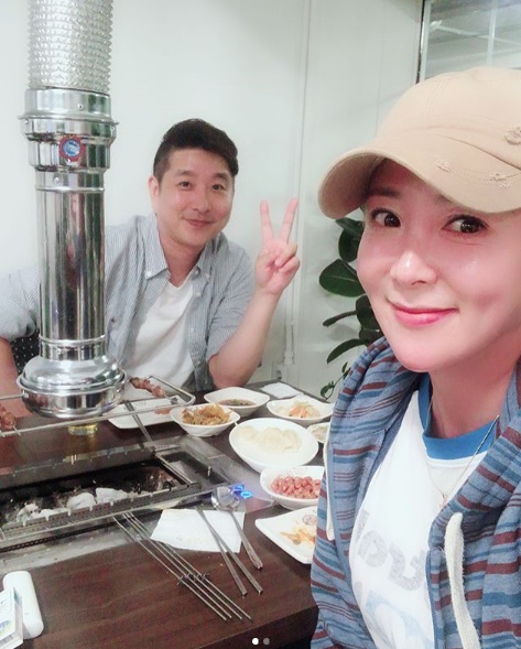 Sang-Ah Lee reported on the recent Park Sung-joon situation.Actor Sang-Ah Lee posted a picture and a photo on his instagram on May 30, saying, Only 10 years with barefoot youth Buck Sung-joon. Wow, youre a good marriage. Youre a lot of weight.The photo, released, appears to have been met at a selfie, a selfie taken by Sang-Ah Lee with Buck Park Sung-joon.Park Sung-joon also posted on his instagram that The book-back fairy Sang-Ah Lee. Meet me for too long. My sister is still too old, but I am too old.Park Sung-joon debuted in 1995 with his regular album Buck and was greatly loved as Barefoot Youth.emigration site