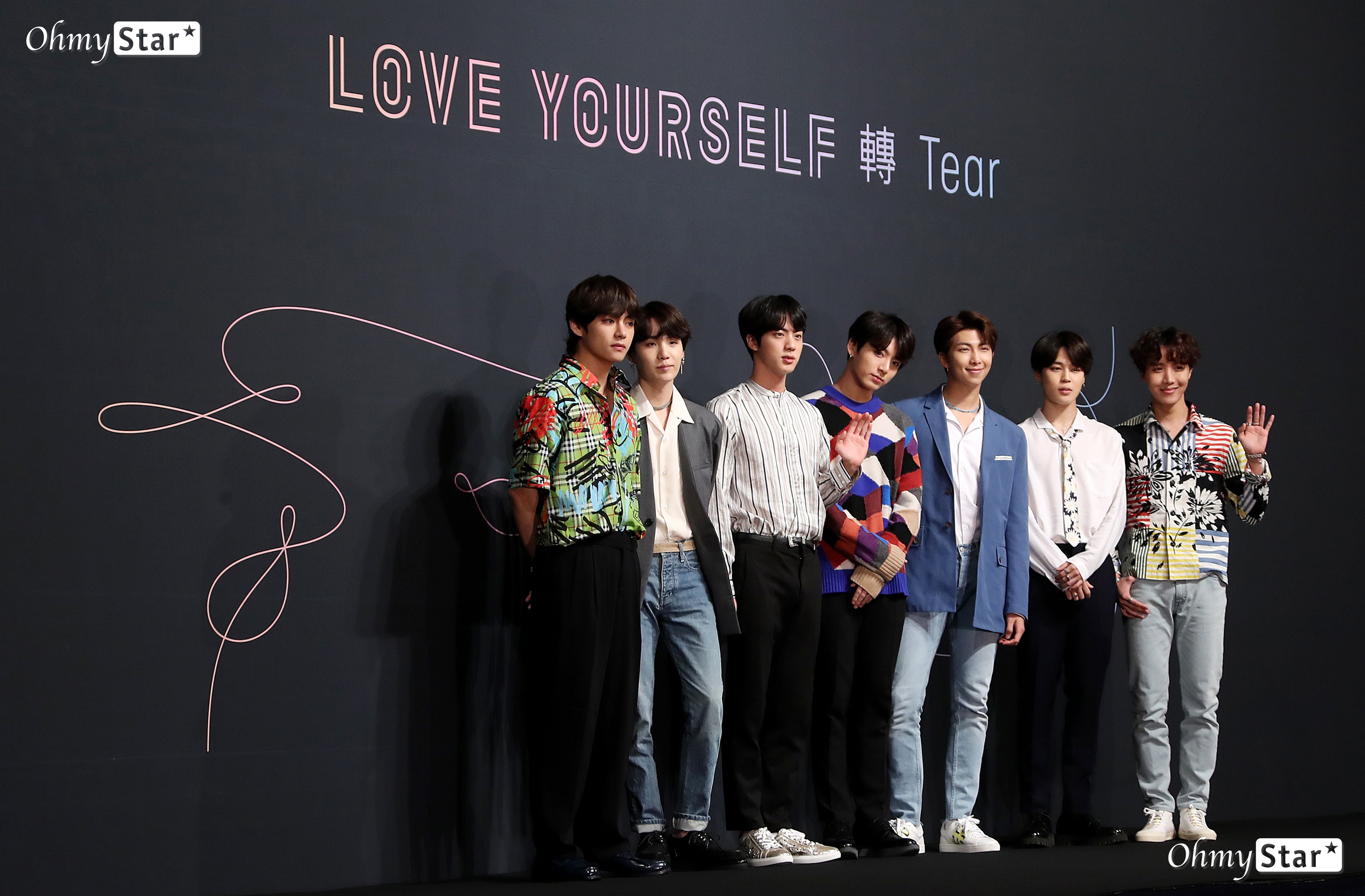 The Billboards chart is based on album sales in the United States.As the music market was reorganized from the record to streaming, the album charts did not have the same status as before.But this was enough to prove that a huge fandom had formed within the US market.Rolling Stone, a popular music media outlet, reported the news, adding that BTS officially ruled the United States.Before I was surprised by the achievement that I heard in the United States, it was reported that the title song Fake Love ranked 10th on the Billboards Hot 100 (Single Chart).DNA ranked 67th and MIC DROP ranked 28th, so the ranking is rising every time you write a song.The single chart is an essential indicator to look at what songs are popular in the US market at the moment.The Billboards single chart is compiled by summing up online streaming, downloading, and radio broadcast performance.Considering that radio grades have not yet been included, we can expect higher rankings.become the worlds best boy bandIs bulletproof that famous? many people expressed surprise at the achievement beyond expectations, as the word Korean Wave is extremely familiar, but no Kpop star has reached this high profile.In the Western market, Kpop has been regarded as a subculture of enthusiasts. What made BTS success story?Its an overly simple approach to say because youre good at marketing or Kpop has captivated young people around the world.The success of BTS is abbreviated to one thing and cannot be explained.The result of the present is a combination of many elements: high-level performance, music videos that make good music, concepts that lead between albums and albums, and ties to the fandom Amy (Army) built up through online space, Amis active behavior, and leader RMs slick interview skills.This is the narrative of BTS in its own right.Anpan Man flying over cloudsOn the other hand, Shinbo <Love Yourself Tear is highly regarded musically.Carol Pitchfork (Pitchfork), famous for its indie rock magazine, scored a score of 7.1 on BTSs new book.Carol Pitchfork credited the album with being flexible about love and loss, and focused on creating interesting and clear songs.As domestic and foreign critics gather their mouths, this album coexists with various genres like the previous work <Love Yourself Her>.The spirit that quickly reflects trends like Latin pop also stands out, but the texture of emotions that dominate the entire album is very different from the previous one.Intro (Singularity), which is led by the bass of the b, represents the atmosphere of this album.Fake Love is a symbol of emoji hip-hop, but in reality it is close to the grueling Kpop that BTS has shown in blood, sweat and tears so far.Steve Aoki, who became close friends with BTS, has also helped heartless heart this time.Fans who remember MIC DROP (Remix Ver) would have pointed to a strong beat EDM, but surprisingly, a calm piano-oriented ballad unfolds.This is the part that stabbed all the listeners in the vote.Collaboration with Under Musician also stands out.If Najamsu played a talkbox on Pied Piper on his last album, this time Julian Hart, the fall vacation of Jungbabi, helped 134340.The flute riff, which repeats throughout the song, contributes to the unique atmosphere of the song; the lyrics, which compare the farewell to the deity of Pluto (Pluto lost its status as a planet in 2006, are also fun.Paradise is one of the most attractive songs in Shinbo along with 134340.On a minimalist beat produced by British musician MNEK, BTS members comfort those who hear that they are okay to have no dreams.The world is not worthy of insults,and I never taught you how to dream- ParadiseBillboards album number one, single number 10... BTS that changed history