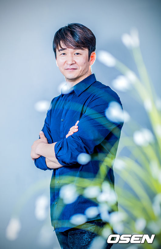 Actor Kim Jong Tae, who appeared as a representative of a coffee company where Son Ye-jin works in Bob Good Sister.It is an actor who has impressed me with natural acting so that I am mistaken as a representative of a real coffee company.In JTBCs recently released drama, Beautiful Sister Who Buys Rice (played by Kim Eun and directed by Ahn Pan-seok), Kim Jong Tae played the role of Cho Kyung-sik, the work representative of Jin-ah (Son Ye-jin), whose realistic performance impressed viewers.It was amazing to see the delicate acting as if I were seeing a company representative in reality.Even if the real job is the representative, it shows the unique aura and sharpness of the representative and increases the immersion of viewers.The first shot of Pretty Sister was my god.I took a dine god with Choi and the government chief, and coach Ahn Pan-seok told me to postpone saying, I think Im testing it when Im overly nervous at the first start.I filmed it like a rehearsal, but the director did OK. I usually played a lot of plays, but Drama was different.It should not be too typical because it is a person who causes conflicts around the main character and should not fall apart from reality.Coach Ahn Pan-Seok played it between them, wary of the real and cliché.Kim Jong Tae, in the filmography, said, My pretty sister who buys rice well is going up to the first drama, but in fact, she showed her face in several dramas such as JTBC Drama The End of the World and I heard it with a rumor.I played the role of Busan Maritime Police in The End of the World, and I appeared in search of actors who could speak Busan dialect, and director Ahn Pan-seok said I should see you next time.Whenever director Ahn Pan-Seok worked, he had appeared briefly: I heard it in the wind, all five different roles.I wanted to do this, but the director gave me a chance to adapt to the drama, and this time I was in a strange environment because I was with coach Ahn Pan-Seok. In Bob-Sweet Sister, Kim Jong Tai caught the eye, boasting not only real acting but also warm appearance and high height, and also wearing suit-fit.In addition, Kim Jong Tae was screaming at the employees in the play, and the reaction around was drama and drama.I thought I would remember me by appearing in Drama a couple of times, but I also recognized my local super lady and took pictures on the subway.In fact, when I was playing, I was comfortable to be a general person when I left the university, but now I thought I should not wear any clothes.I thought that I should be careful because I should not have a gap with my daily life because the person called Cho Dae-pyo is visiting viewers rather than personal image management.He said he had never seen his students get angry when he was teaching at school, and that he was like the usual rave.I thought Son Ye-jin was Son Ye-jin. Hes a good focus.Even if you look at Drama from the viewers point of view, it seems great to see the scene from the point of view that Son Ye-jin is playing.I was impressed that the atmosphere could become lighter or heavier if I leaned to one side while dragging the whole scene in each scene.The staff were all surprised by the performance of Son Ye-jin.Cho, played by Kim Jong Tae, was a mysterious character, and it seemed that he was on the side of Jin-ah but not.In the end, Cho was not on the side of Jin-ah, but there were various reactions among viewers about Chos character.I sent netizens around and they said, Is not the representative of the party a bad person? That was what I intended.Coach Ahn Pan-Seok had not shown the script to the end, saying that if you know all the characters of Cho, you can turn them to one side.So when he said something good, he said something really good, and if there was something in the gods, he would play his eyes differently. When he received the script, there was an introduction to the person who was 55 years old.I thought it would be okay because I was younger than I thought, but it helped me to work with the bishop a few times and I had to show it as it was different from the play.I didnt react as sensitively as I could, thinking that it was representative to act so that I thought that the other person had some intention and talked about it even if I spoke without thinking about it.In the end, in the Beautiful Sister Who Buys Bob Good, Cho decided not to take Jin-ahs side. Until the second half of the broadcast, it seemed to understand Jin-ahs position, but he finally stood on the side of Nam-Isa (Park Hyuk-kwon).Cho told the government chief (Seo Jeong-yeon), who had been working to solve the sexual harassment problem, including a scene where he said he would give Nam a tip to escape the sexual harassment problem, Would it be cool to be Pungbi Baksan?I do well, I do well. The scene shocked viewers.From the eleventh, I was able to see the script the day before or the day before the filming of the corresponding episode, because I was worried about the leak of the script, and when I saw the script that changed the attitude of Cho, I thought, Im here.I had some anticipation: I didnt think Coach Ahn Pan-seok was comforting by drawing fantasy that wouldnt be done through Drama.After the scene was broadcast, there were about 60 messages around. My brother captured the netizens comments and sent them, but there were some insults that could not be put in his mouth.It seems that viewers were angry at the scene because such things were so common in reality. Kim Jong Tai called Chos choice realistic. It is true that it is difficult to see the problem of sexual harassment coolly resolved in reality.It seems very realistic. It depends on where you look at it.Some people can think that they are doing it, and some people will expect Yoon Jin-ahs future, but I belong to the latter.Nowadays, the Me Too movement is continuing, and it seems that the interest is focused on the curiosity that the perpetrator did something rather than the victim.I think the MeToo movement should be in the direction of suggesting alternatives. It is not normal for MeToo to be exposed, but it is normal for MeToo to be absent.The point at which Yun Jin-ahs sexual harassment case ends seems to be in line with the direction that Mitu should go now. Kim Jong Tai described the driving force of acting as interest in others. I can be comforted, healed, and resolved in my life.The person who conveys the story is an actor, but I want to live an actor life while balancing with the audience with various stories and various genres without being uncomfortable. 