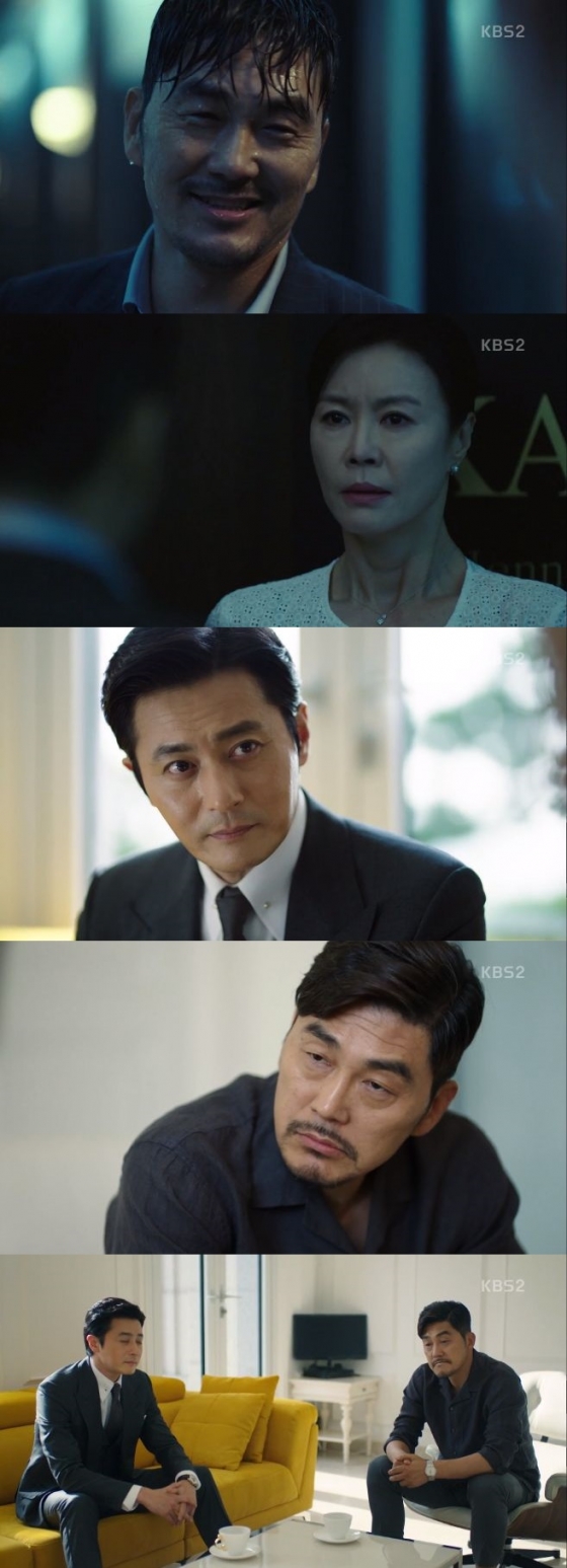 It is noteworthy that a new atmosphere will be created with Kim Young-ho appearing in the drama Suits.In the KBS 2TV drama Suits, which aired on the 30th, representative Ham Yeong-ho appeared in earnest. The atmosphere of the broadcast was not unusual from the beginning.In the past, the representative of Ham was revealed and a bloody atmosphere was created. He visited Kang Ha-yeon (Jin Hee-kyung) at dawn on a rainy day.Ham had a steel pipe in his hand.Kang Ha-yeon said, Lets be serious and put down. However, the excited representative soon hit the iron pipe. Fortunately, the iron pipe slightly combed the down.Ham was forced to leave the firm Kang & Ham due to past embezzlement, misappropriation, and an affair with his wife, but when his sick wife died, Ham showed signs of returning.Kang Ha-yeon sent Choi Kang-seok (Jang Dong-gun) to stop Ham.Ham was tough. When Choi told me not to back the come, I still do not think of a come back.But your clumsy threat is making me want to back me. So Choi Kang-seok ended the Come back by threatening Ham with the story of his wife and daughter, but Hams desire seemed unlikely to end here.So far, Suits has mostly been in episode format.The main focus was on the bromance of Choi Gang-seok and Ko Yeon-woo, who solved the problem one by one, including the Noxy Chemical case, mock court, and hit-and-run case.But now, the representative of the absolutely evil Ham has appeared in earnest. With the appearance of Ham, the drama has a thriller atmosphere.It is noteworthy how the representative of the past will affect Kang & Ham, and Choi Kang Suk and Ko Yeon Woo.