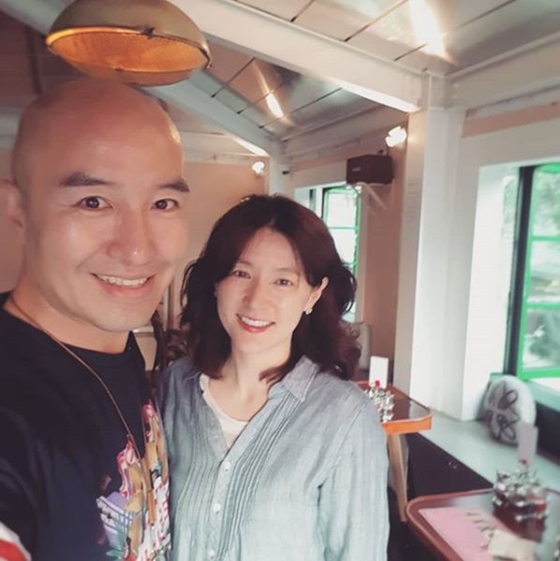Outing actor Lee Young-aes No makeup is caught and attracts attention.Hong Seak-cheon posted a photo of her instagram on the 31st, taken with Lee Young-ae.He released a picture with Lee Young-ae, who came as a guest to his store.The explanation of No makeup also included Lee Young-ae, who boasts transparent skin and beauty.Hong Seak-cheon said, Even though it is no makeup, you can take pictures of each of the customers who are really light, and it is impressive.I would have been tired because of the movie shooting, but I am loved by people while outing the neighborhood.Meanwhile, Lee Young-ae has recently started filming the film Find Me, a screen return for 13 years.