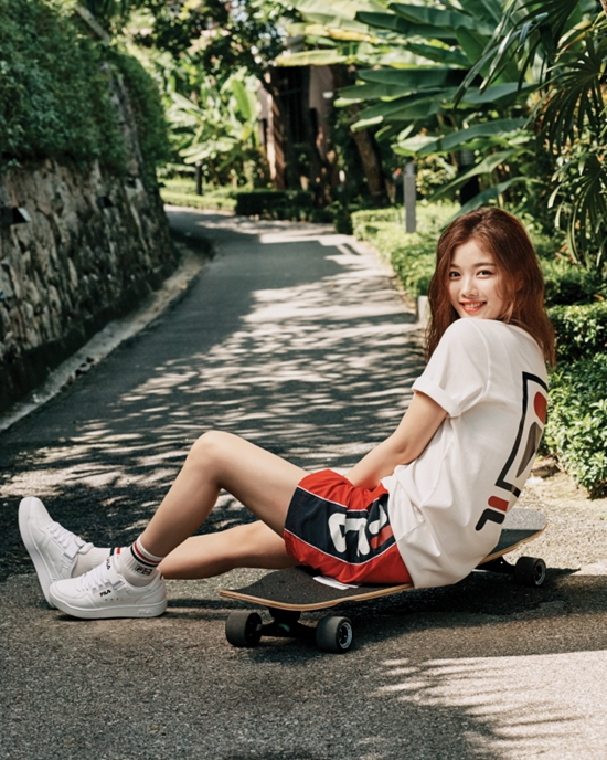 Actor Kim Yoo-jungs sports brand summer picture was released on the 31st.In the photo released on the day, Kim Yoo-jung has a big log anorak jacket and a three-stage color block long T-shirt with a log on the front, heritage overroll pants, color striped short-sleeved rugby shirt, and disruptor sandals.The items in the picture are characterized by the combination of Retro Sportism. They properly match the taste of the millennial generation, which is thirsty for new fashion.Meanwhile, Kim Yoo-jung was diagnosed with hypothyroidism after feeling health problems while filming JTBC drama Once clean up hot.Since then, he has stopped all his schedule and focused on health recovery. Recently, he has been well and is preparing to shoot a drama.Love once hot is confirmed and cast and organized, and will soon start shooting.Photo: Fila