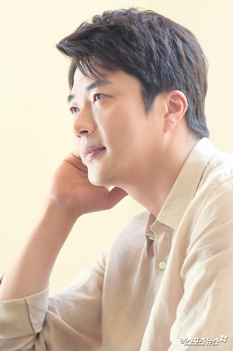 Actor Kwon Sang-woo poses before an interview with Ex-Sports News at a cafe in Palpan-dong, Seoul on the morning of the 31st.