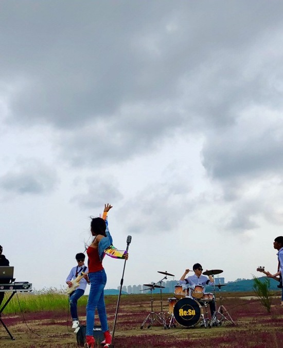 Singer and actor Harisu unveiled the shooting scene of Music Video ahead of his comeback.Harisu posted two photos on his instagram on the 31st, Everyone did a good job.The photo he unveiled is a Music Video Shooting scene, in which Harisu poses with a standing microphone next to him, and boasts legs in tight jeans.He seems to have finished shooting Music Video ahead of his comeback, and he seems to have worked with the band.Meanwhile, Harisu has recently announced a comeback, and in March, he released Dawn Nessie.Photo = Harisu Instagram