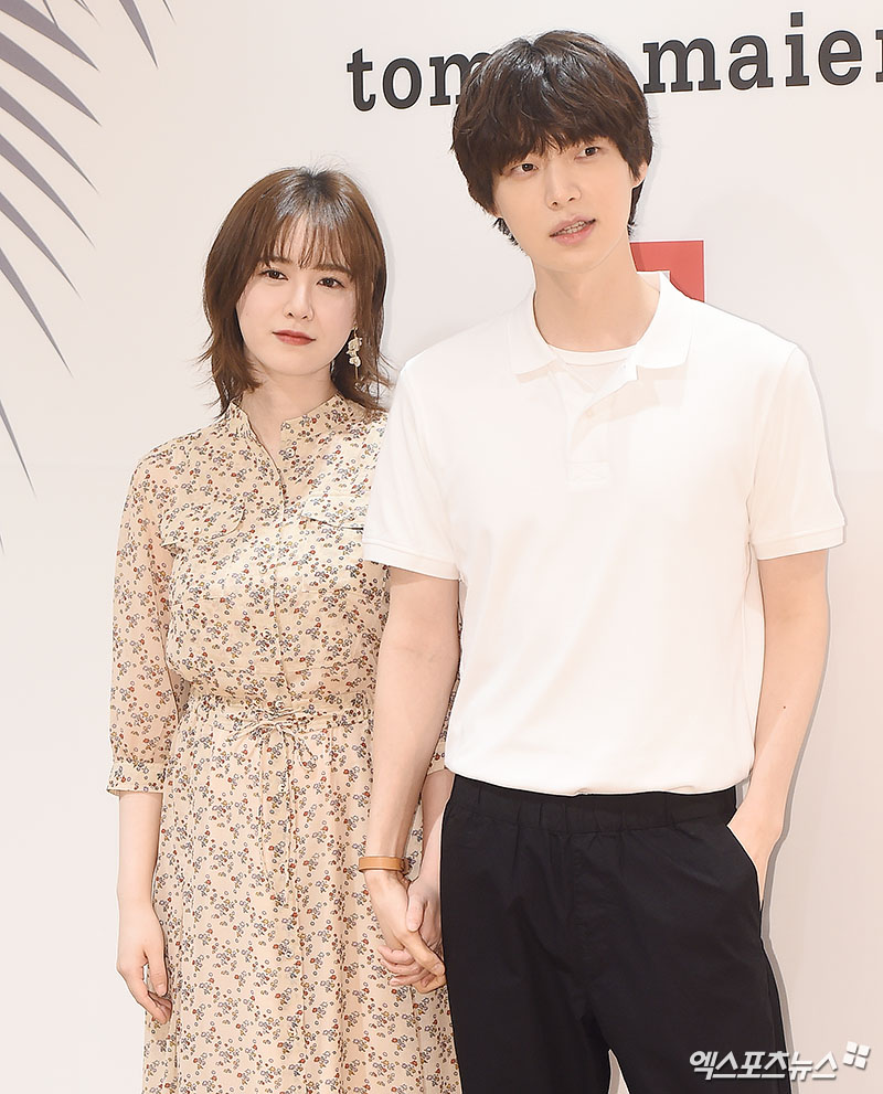 Ku Hye-sun - Ahn Jae-hyun, who attended the opening event to commemorate the launch of the new collection held at the Myeongdong Central Store in UNIQLO, Jung-gu, Seoul on the afternoon of the 31st, poses.