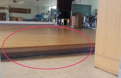 휠체어 장애인 출입 불편한 턱 (제주=연합뉴스) 투표소로 예정된 제주시 용담1동 노인복지회관의 다목적회관 출입구 뒤편에 턱이 있어 장애인 이동에 어려운 것으로 장애인단체 조사에서 나타났다. 2018.5.30 [제주도 장애인인권포럼 제공=연합뉴스]