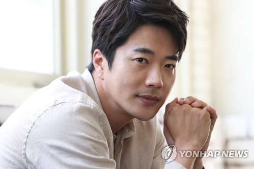 Kwon Sang-woo, 42, a youth star who showed off her solid abs in the movie The Cruelty of the Horse 14 years ago, seemed to be more comfortable with her life acting, which was now subtracted.He skillfully grinded a crying child diaper in Monk: Returns (directed by Lee Eon-hee), which opens on June 13, and played his 40-year-old iron-fitting husband, who could not even be shot in front of his fiery wife, as if he were wearing custom clothes.Kwon Sang-woo, who returned to the screen after three years, met at a cafe in Palpan-dong, Jongno-gu on the 31st. Monk: Returns is a sequel to Monk: The Bigginning (2015).Kang Dae-man (Kwon Sang-woo), who operated a comic book room in the previous episode and solved the previous US case, disposes of the comic book room at all and sets up a Monk office and jumps into the Monk job in earnest.Kwon Sang-woo said, The first episode was not a big hit, but it is impressive to make a sequel like this and see the result. The size of laughter and the story of Monk became much richer than the previous one.Its like my daily life when Taiwanese wake up and carry a child in the play. Its really hard to raise children. He married actor Son Tae-young in 2009 and had two children.When Sung Dong-il said that he praised his performance, he turned the ball to Sung Dong-il, saying, It seems that the synergy naturally grows when I play with Sung Dong-il, who is good at comedy acting.In addition to the movie Monk series, Kwon Sang-woo also starred in the drama The Queen of mystery in the first and second seasons.It is not uncommon in Korea for movies and dramas to be produced in series.I think it was possible to meet good actors, Sung Dong-il was a person I admired, and Choi Kang-hee, the queen of reasoning, was a very good person in the field.It is also possible to produce a series if human trust is accumulated. Kwon Sang-woo, who passed the 40s, seemed to have a lot of trouble as an actor and a head.As I get older, I often think that actors are becoming lonely jobs, and I feel a little mature when I deal with my wife and child.Im grateful for the environment that someone likes or can work in, and someday Ill have a moment when people dont find me.I want to do my best without wasting time until then. Is it because of that mindset? Kwon Sang-woo will star in two more films starting with Monk: Returns.Currently, he is filming the movie Do You Want To Do It Again? (directed by Park Yong-jip) and was also cast in the movie The Haunted; The Haunted is a prequel to The Hansu of God starring Jung Woo-sung.Kwon Sang-woo said, In Hwisu, I will show a strong man. I will be born for the first time and will do diet and exercise intensity for the first time.I want to be an awkward actor in any genre, such as comedy, action, and melodrama, and I cant be a god of acting like Song Kang-ho and Hwang Jung-min.However, I want to be an actor who can appear flexibly in various genres.I will also run from screen to screen to be the second Jung Woo-sung, Ha Jung-woo.Starring in Monk: Returns