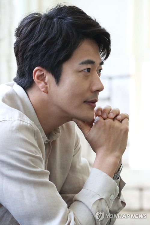 Kwon Sang-woo, 42, a youth star who showed off her solid abs in the movie The Cruelty of the Horse 14 years ago, seemed to be more comfortable with her life acting, which was now subtracted.He skillfully grinded a crying child diaper in Monk: Returns (directed by Lee Eon-hee), which opens on June 13, and played his 40-year-old iron-fitting husband, who could not even be shot in front of his fiery wife, as if he were wearing custom clothes.Kwon Sang-woo, who returned to the screen after three years, met at a cafe in Palpan-dong, Jongno-gu on the 31st. Monk: Returns is a sequel to Monk: The Bigginning (2015).Kang Dae-man (Kwon Sang-woo), who operated a comic book room in the previous episode and solved the previous US case, disposes of the comic book room at all and sets up a Monk office and jumps into the Monk job in earnest.Kwon Sang-woo said, The first episode was not a big hit, but it is impressive to make a sequel like this and see the result. The size of laughter and the story of Monk became much richer than the previous one.Its like my daily life when Taiwanese wake up and carry a child in the play. Its really hard to raise children. He married actor Son Tae-young in 2009 and had two children.When Sung Dong-il said that he praised his performance, he turned the ball to Sung Dong-il, saying, It seems that the synergy naturally grows when I play with Sung Dong-il, who is good at comedy acting.In addition to the movie Monk series, Kwon Sang-woo also starred in the drama The Queen of mystery in the first and second seasons.It is not uncommon in Korea for movies and dramas to be produced in series.I think it was possible to meet good actors, Sung Dong-il was a person I admired, and Choi Kang-hee, the queen of reasoning, was a very good person in the field.It is also possible to produce a series if human trust is accumulated. Kwon Sang-woo, who passed the 40s, seemed to have a lot of trouble as an actor and a head.As I get older, I often think that actors are becoming lonely jobs, and I feel a little mature when I deal with my wife and child.Im grateful for the environment that someone likes or can work in, and someday Ill have a moment when people dont find me.I want to do my best without wasting time until then. Is it because of that mindset? Kwon Sang-woo will star in two more films starting with Monk: Returns.Currently, he is filming the movie Do You Want To Do It Again? (directed by Park Yong-jip) and was also cast in the movie The Haunted; The Haunted is a prequel to The Hansu of God starring Jung Woo-sung.Kwon Sang-woo said, In Hwisu, I will show a strong man. I will be born for the first time and will do diet and exercise intensity for the first time.I want to be an awkward actor in any genre, such as comedy, action, and melodrama, and I cant be a god of acting like Song Kang-ho and Hwang Jung-min.However, I want to be an actor who can appear flexibly in various genres.I will also run from screen to screen to be the second Jung Woo-sung, Ha Jung-woo.Starring in Monk: Returns