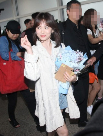 Hallyu goddess, first visit to Hong Kong after marriageThe locals were shaken when Hallyu star Song Hye-kyo visited Hong Kong for the first time since Song Joong-ki and marriage.Hong Kong, a famous portal portal, said on January 1, Hallyu star Song Hye-kyo showed up at Hong Kong Airport on the 31st of last month. This is the first time Song Hye-kyo met Song Joong-ki and marriage last October and then with Hong Kong fans. Song Hye-kyo was enthusiastically cheered by Hong Kong enthusiasts while leaving the airport under the protection of the attendants. The fans were gathered at once, but Song Hye-kyo shook hands with the fans and received bouquets and fan letters from the fans.Song Hye-kyo waved to fans and expressed his gratitude, and the ring on her left hand was noticeable, he said.The media said, Song Hye-kyo responded with laughter to Hong Kong fans who greeted him in Korean as sister pretty and left the scene in a car.The scene where Song Hye-kyo arrived was fierce due to the coverage competition of local media.Song Hye-kyo was wrapped around and more media than enthusiastic fans pressed the camera shutter to reveal the special influence of the song couple in Hong Kong.A Chinese media source who visited the scene said, The Korean goddess Song Hye-kyo arrived at Hong Kong Airport.Many reporters gathered to report her, but Song Hye-kyo did not lose his smile and showed the beauty and elegance of the goddess. Song Hye-kyos Hong Kong flight also showed interest in the Taiwan portal site Free Time.She was caught in Song Hye-kyo, who was going to leave Incheon Airport to Hong Kong, said Free Shibo. She was wearing a mask and walked secretly, but she was found by sharp fans.She showed off her white legs in a dark coat and hot pants, especially her bangs style, which made viewers think of the hairstyle in the Dawn of the Sun play.Soon after the Hong Kong visit, Song Hye-kyo took a bouquet and letter from the airport with a social app and released it to respond directly to the cheers of Hong Kong fans.Meanwhile, Song Hye-kyo will attend a brand celebration and celebration party at Hong Kong Central Feather Street with global Celebration.