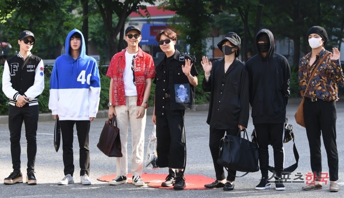 BTS (BTS) is going to work to attend KBS 2TV Music Bank rehearsal at the public hall of KBS New Hall in Yeongdeungpo-gu, Seoul on the morning of the 1st.
