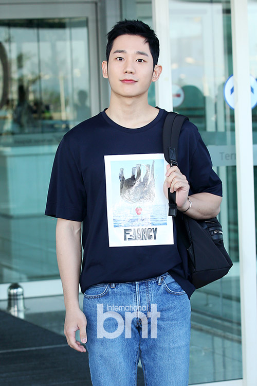 Actor Jung Hae In is leaving for Bangkok, Thailand, via the Incheon International Airport on the morning of the first day of the fan meeting.news report