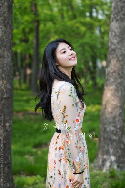 남지현 화보, 숲의 요정으로 변신 푸르르고 싱그럽다
