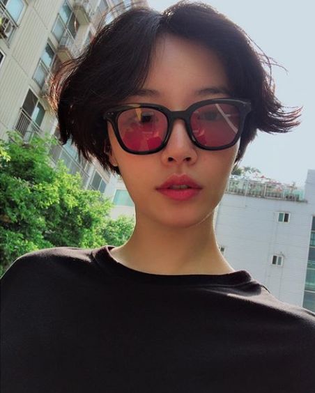 Broadcaster Kim Sae-rom has been showing his current status in a boyish manner.Kim Sae-rom posted a picture of her sunglasses on her boyish Hair style with the phrase # Sarom brother on her instagram on the 31st.The netizen is a response such as Good looking ~, This is good sister, Head is pretty and Feeling is too much Our Children Have Changed Continues Pretty.