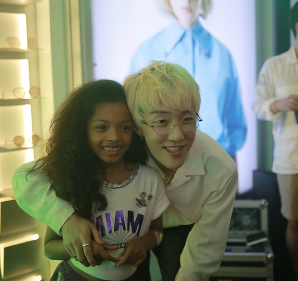 Singer Zion.T has become more handsome and informed fans of the recent situation.Zion.T posted a photo on May 31 with a face emoticon that was all smiles on her Instagram.The picture shows Zion.T, who is wearing a shoulder to a child, and the figure of Zion.T, who is stripped of her sunglass, which is a trademark, catches her eye.Zion.T added a cute charm with round-shaped glasses and a bangs-down Hair style.The fans who responded to the photos responded It looks good in the hair style! It is cute, It is the first time I have not worn sunglass and Why are you so handsome?delay stock