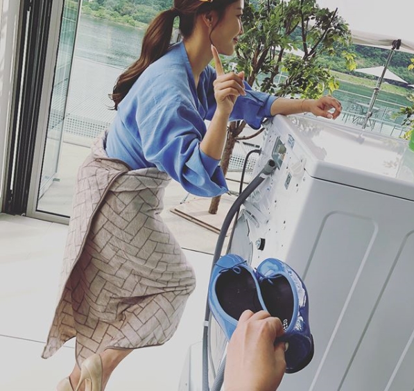 Kim Hee-sun boasted of the still-goddess visual.Actor Kim Hee-sun posted a recent photo on his Instagram on June 1.Kim Hee-sun in the photo is working on a schedule in high heels, a playful rejection of the staff as they hand over low shoes.Kim Hee-suns beauty, which is just taken, attracts attention.kim ye-eun