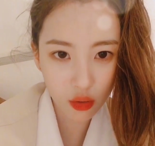 Singer Sunmi has announced his latest situation in Bali, Indonesia.Sunmi wrote on her Instagram account on June 1, Thank you for the warm hospitality of the Indonesians, good night (thanks for the warm welcome Indonesia).Night night, he posted a photo with the article.The photo shows Sunmi showing off her red lips and taking a video; Sunmi is kissing the camera with her hair tied together.Sunmis honey skin, which does not show any blemishes even though it is a close-up video, catches the eye.The fans who responded to the video responded such as Welcome to Indonesia, I have fallen in love, I have a good time for my sister.delay stock