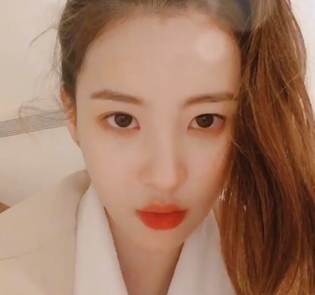 Singer Sunmi has announced her latest situation at the Indonesia Bali.Sunmi wrote on her Instagram account on June 1, Thank you for the warm hospitality of the Indonesia people, good night (thanks for the warm welcome Indonesia).Night night, he posted a photo with the article.The photo shows Sunmi showing off her red lips and taking a video; Sunmi is kissing the camera with her hair tied together.Sunmis honey skin, which does not show any blemishes even though it is a close-up video, catches the eye.The fans who responded to the video responded such as Welcome to Indonesia, I have fallen in love, I have a good time for my sister.delay stock