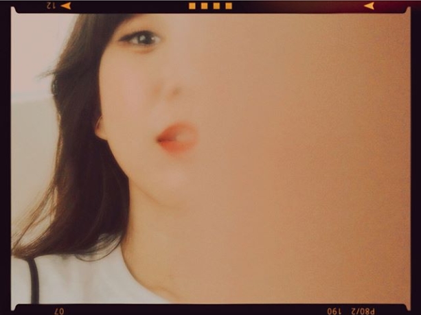 Jung Ryeo-won, even if only half of them come out, Actor Jung Ryeo-won has released a unique Selfie photo.Jung Ryeo-won posted a photo on his instagram on June 1 with an article entitled Left right.The picture shows Jung Ryeo-won, whose left and right faces are the only ones, and Jung Ryeo-wons innocent beauty, which remains unchanged even though only half of his face is out, catches his eye.Jung Ryeo-wons colorful expression, which crosses comic and faint, gives a smile to the viewer.The fans who responded to the photos responded such as My sister is so beautiful, I am enjoying the oily melody and This Hair style is very exciting.delay stock