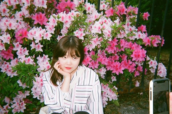 A photo of the friendship of the evil musician Lee Soo-hyun, actor Kim Sae-ron and Kim Bo-ra was released.Lee Soo-hyun posted several Japanese Travel shots taken with Kim Sae-ron and Kim Bo-ra on May 31st in his personal instagram.The three people in the photo took various concepts and created pictures-like results.Lee Soo-hyun added, Kagawa Prefecture Travel Behind Cut # Life Shot # Chichibuhama Beach # Mochipichi # I Love You Friends. He also informed me that it was a Travel photo taken in Kagawa Prefecture, Japan.Park Su-in