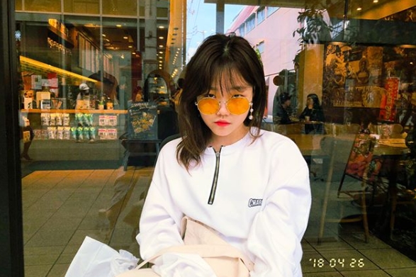 A photo of the friendship of the evil musician Lee Soo-hyun, actor Kim Sae-ron and Kim Bo-ra was released.Lee Soo-hyun posted several Japanese Travel shots taken with Kim Sae-ron and Kim Bo-ra on May 31st in his personal instagram.The three people in the photo took various concepts and created pictures-like results.Lee Soo-hyun added, Kagawa Prefecture Travel Behind Cut # Life Shot # Chichibuhama Beach # Mochipichi # I Love You Friends. He also informed me that it was a Travel photo taken in Kagawa Prefecture, Japan.Park Su-in