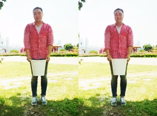 Actor Lee Joon-hyuk responded to Park Bo-gums identifiable comments.Lee Joon-hyuk posted a video on his personal Instagram page of his participation in the 2018 Ice Bucket Challenge campaign on May 31.Lee Joon-hyuk said, I am grateful to the Ice Bucket Challenge for the construction of the first Lou Gehrig nursing hospital in Korea, and the actor Park Bo-gum who has made a meaningful challenge. I need your attention and help not only to build Lou Gehrig nursing hospital but also to see this video.I hope that warm hearts will gather and become a great power for the people of the family and their families. Park Su-in