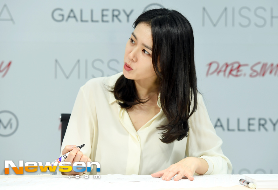 The Actor Son Ye-jin signing ceremony was held at the Missa flagship store in Seocho-dong, Seocho-gu, Seoul, on the afternoon of June 1.Son Ye-jin signs the autograph on the day.On the other hand, Son Ye-jin played the role of Yun Jin-a in Bob-Sweet Sister, which ended on May 19, and showed Jung Hae In and real-life lover Chemie.Jung Yu-jin