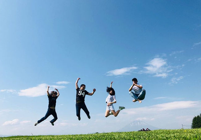 The award-winning scene for Actor Son Ye-jin and Jung Hae In has been unveiled.Son Ye-jin released several photos on his Instagram account on Wednesday, along with an article entitled Flying Higher: Levitation. Enlightenment.In the public photos, Son Ye-jin, Jung Hae In, and Ahn Pan-seok are jumping.In particular, Jung Hae In showed a perfect Levitation to the posture and laughed.Son Ye-jin also released a video of him riding a ride with them.In this video, which creates an atmosphere that seems to be watching a short movie due to music and editing, Son Ye-jin is enjoying a reward vacation with a bright smile with Jung Hae In.Actor and staff of JTBC Bob Good Sister including Son Ye-jin and Jung Hae In left the reward vacation to Japan on the 29th and arrived on the 31st.Son Ye-jin Instagram