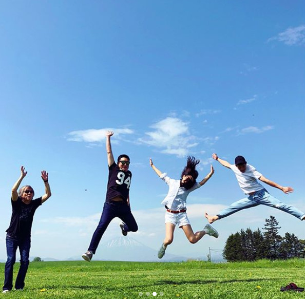 The award-winning scene for Actor Son Ye-jin and Jung Hae In has been unveiled.Son Ye-jin released several photos on his Instagram account on Wednesday, along with an article entitled Flying Higher: Levitation. Enlightenment.In the public photos, Son Ye-jin, Jung Hae In, and Ahn Pan-seok are jumping.In particular, Jung Hae In showed a perfect Levitation to the posture and laughed.Son Ye-jin also released a video of him riding a ride with them.In this video, which creates an atmosphere that seems to be watching a short movie due to music and editing, Son Ye-jin is enjoying a reward vacation with a bright smile with Jung Hae In.Actor and staff of JTBC Bob Good Sister including Son Ye-jin and Jung Hae In left the reward vacation to Japan on the 29th and arrived on the 31st.Son Ye-jin Instagram