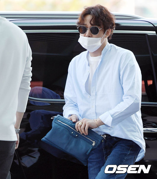 Broadcaster Park Yoochun is leaving for Nagoya, Japan through Incheon International Airport on the morning of the first day of attending overseas schedule.