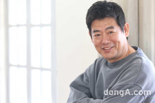 <p>Filmography of actor Sung Dong-il has no pause. Following the tvN drama Live, following the movie Detective: Returns and JTBC Miss Hammurabi, a movie to be released in the future is scheduled. Do you have a special reason to do a work without him?</p><p>There must be a lot. Ha Jung Woo and yeah, I do not think that students and office workers enthusiastically attend school and go to work, and actors must also eagerly increase the number of nurjo If I were absent, while acting I got lots of acting, so many of the juniors who are doing really well are absent because it will increase if the actor does not go well.</p><p>In the surroundings, it was said that there were too many (works) to be done ... Unnamed: It was a dream that there was a lot of work and I could not sleep, so I like it more than staying at home, There is no power even if you really enter a house, after that, the children say Father Him Dusijyo (laugh). </p><p>Sung Dong-il is a famous actor because her love of family is Namdar. So busy doing work while playing with children should not be easy.</p><p>There will be no clever family and many people going on a trip, I gave birth to a girl who gave me over 40. I am kissing my children even if I enter the house early in the morning.</p><p>There is no TV in his house yet. TV lost in the educational dimension said that Sung Dong - il s three Children of the Whales famous idol group also do not know well.</p><p>Once at my house, Lee Kwang-soo, Jo In Sung, EXO Dong-gyuns came and drunk all the children, I do not know all of them, once I want to see Dark & ​​Wild Whiplash And I sent sweets, so when I said to the bin This whiplash brother sent, I thought the bottle might be Dark & ​​amp; Wild</p>