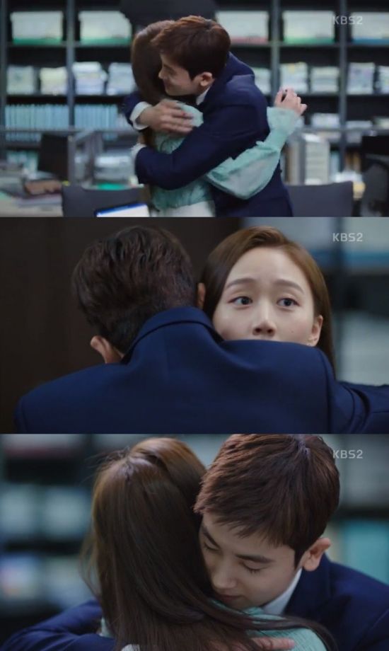 Suits Park Hyung-sik flaunts his strength as he hugs Ko Sung-heeIn the KBS2 drama Suits (playplayed by Kim Jung-min and director Kim Jin-woo), which was broadcast on the night of May 31, Ji-na Kim (Ko Sung-hee) was reddened by the hugging of Park Hyung-sik, a lawyer who is not surprised.On this day, Ko Yeon-woo found a clue to solve the case of nursing home nurse union where long-term strike is underway.He boasted to Jang Dong-gun and boasted to Ji-na Kim in a state of excitement.When Ji-na Kim heard the news, she ran one step and asked Ko Yeon-woo, What is the good thing? And Ko Yeon-woo, who was in the middle of work, hugged him.Ji-na Kim, who was embarrassed by the behavior he did not know, laughed shamefully, saying, I am just feeling so good.Ko Yeon-u replied, Yes, I like it, and Ji-na Kim said, I do not know what it is, but I like it.Ko said, I did what I could not solve, both Mr. Ham (Kim Young-ho) and Mr. Choi.Ji-na Kim admired and suggested, We should have a celebration party. Ko Yeon-woo went out to finish the work busy saying OK.