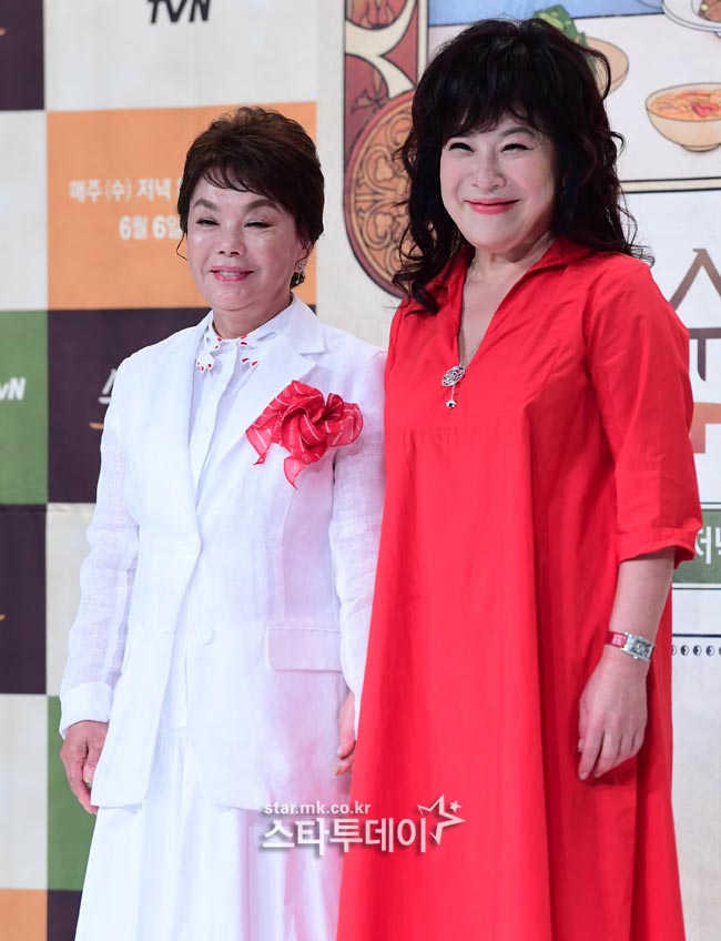 Kim Soo-mi (left) and Noh Sa-yeon are attending the production presentation of TVNs new entertainment program Sumys side dish held at Time Square in Yeongdeungpo on the afternoon of the 1st.Kim Soo-mi and Noh Sa-yeon, Yeo Kyung-rae, Choi Hyun-seok, and Michael Chef appear in the Sumy side dish, which conveys the mothers heartfelt Taste and secrets.