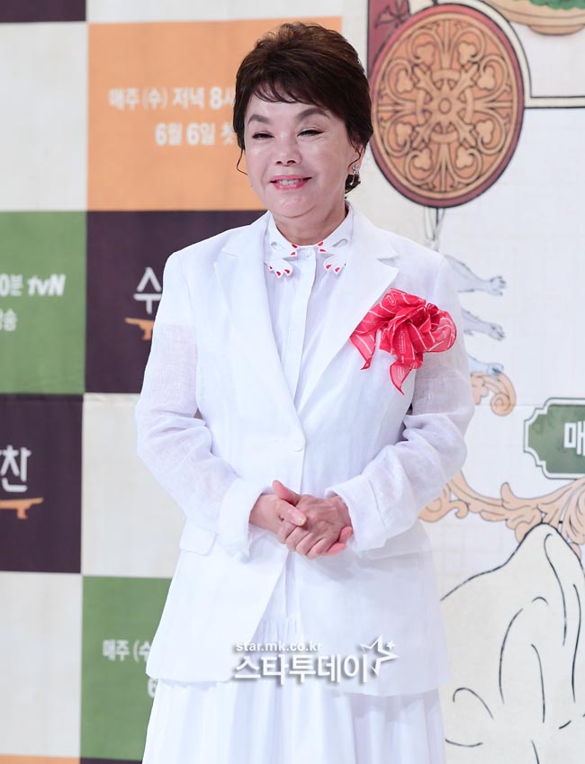 Actor Kim Soo-mi prepared the Lunch box directly for the reporters.On the afternoon of the afternoon, a production presentation of TVNs new entertainment program Sumy was held at Time Square in Yeongdeungpo-gu, Seoul.Kim Soo-mi, Noh Sa-yeon, Yeo Kyung-rae, Choi Hyun-seok, Jean Michaël Seri and Moon Tae-ju PD attended.Park Sung-ki, who was in charge of MC in front of the production presentation on the day, said, Kim Soo-mi has been preparing the Lunch box for the reporters from 4 am.Kim Soo-mi said, I made a small Lunch box with a breakfast, a fresh kimchi, etc., at dawn, and I want you to taste it and write it if it is not really tasteful.Sumys side dish is a professional cooking and entertainment program that started with the intention of returning the taste of the mother who has disappeared in the flood of the eating out culture and the taste of the peoples house to the rice table.Kim Soo-mi, a pronoun of South Koreas mother who lives as a rice-sim, will become a messenger to spread the story and know-how of Korean side dishes.The taste of Kim Soo-mi side dish was confirmed by Noh Sa-yeon and Jang Dong-min as a limited-time helper to help them while star chefs who captured South Koreas cooking world such as Yeo Kyung-rae, Choi Hyun-seok and Jean Michaël Seri were handed over.On the other hand, tvN Sumy side dish will be broadcasted at 8:10 pm on Wednesday, 6th.