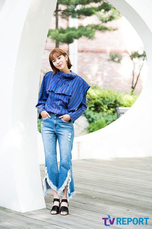 Actor Uee poses at Interview withUee has recently played the role of a career woman, Han Seung-ju, in the end MBC Deryls Husband Ojakdu.Uee superior proportionUee sincere smileUee pictures even if youre still thereUee lovely charm spoutUee beautiful look artisansUee splendid smileUee lovelyUee shy smileUee sighted at a distanceUee I cant help butUee beauty of atmosphereUee Visual with Gamtan