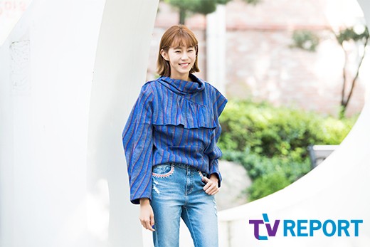 Actor Uee poses at Interview withUee has recently played the role of a career woman, Han Seung-ju, in the end MBC Deryls Husband Ojakdu.Uee superior proportionUee sincere smileUee pictures even if youre still thereUee lovely charm spoutUee beautiful look artisansUee splendid smileUee lovelyUee shy smileUee sighted at a distanceUee I cant help butUee beauty of atmosphereUee Visual with Gamtan