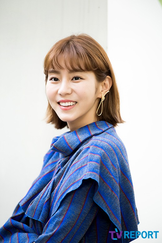 Actor Uee poses at Interview withUee has recently played the role of a career woman, Han Seung-ju, in the end MBC Deryls Husband Ojakdu.Uee superior proportionUee sincere smileUee pictures even if youre still thereUee lovely charm spoutUee beautiful look artisansUee splendid smileUee lovelyUee shy smileUee sighted at a distanceUee I cant help butUee beauty of atmosphereUee Visual with Gamtan